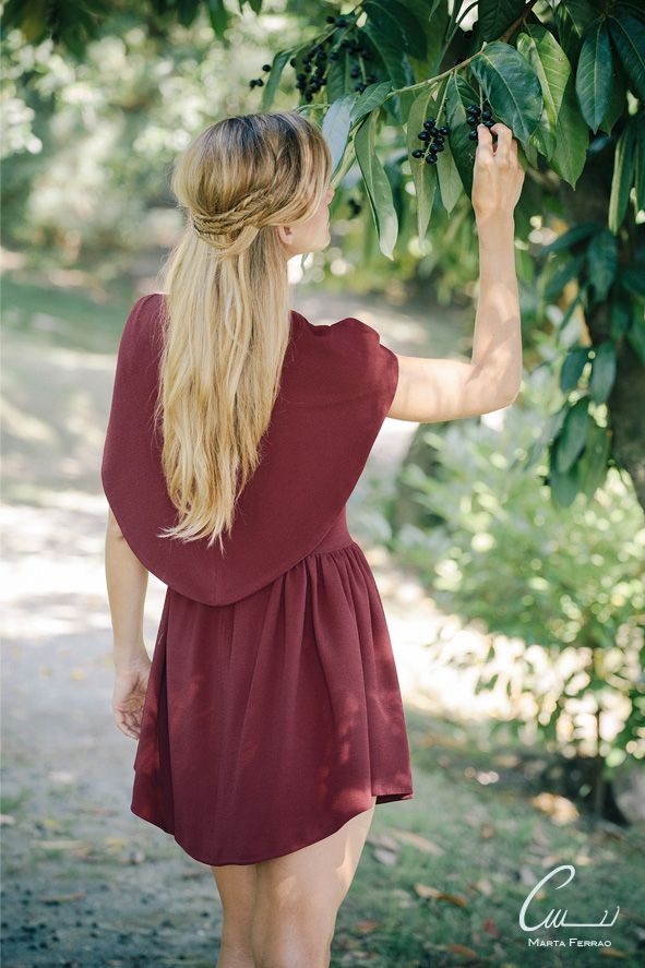 vestido capa corta granate